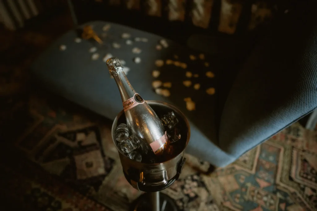 botella de champagne en una habitación