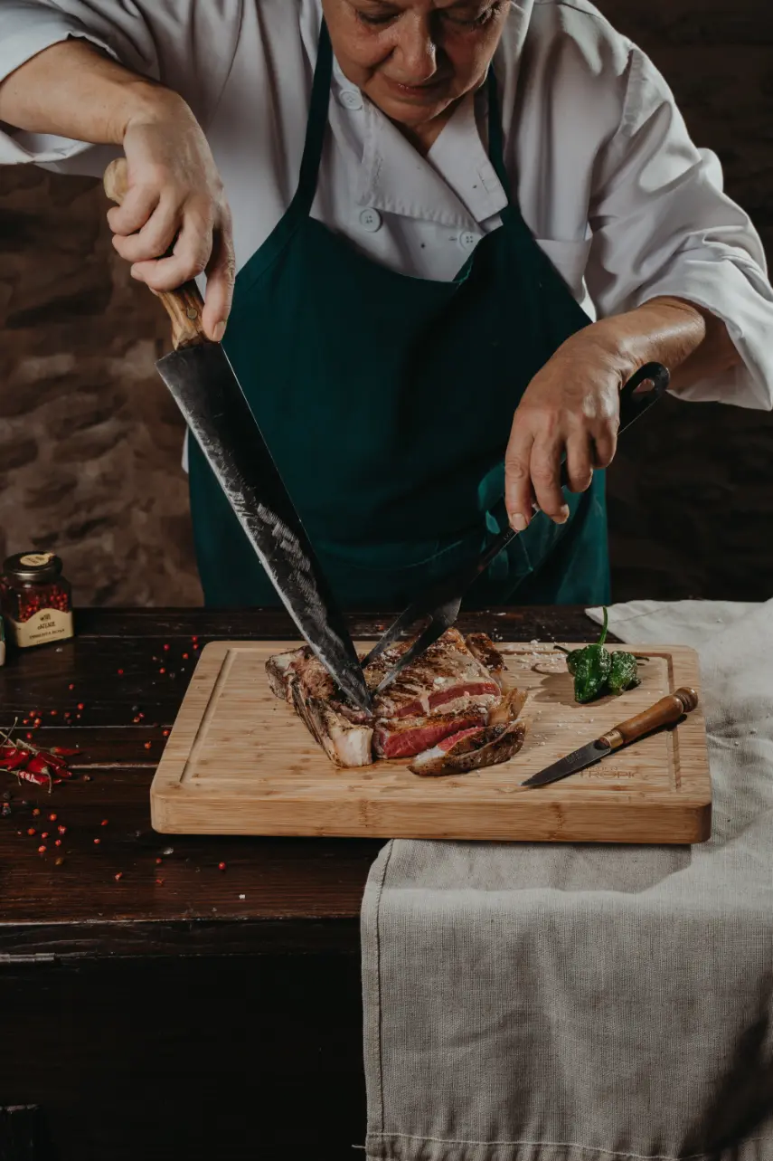 Chef del pazo cortando un cacho de carne