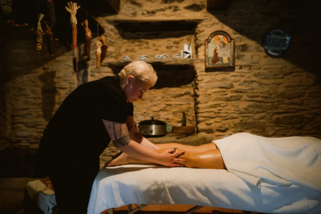 Masaje de piernas que se ofrece en el pazo santamaría