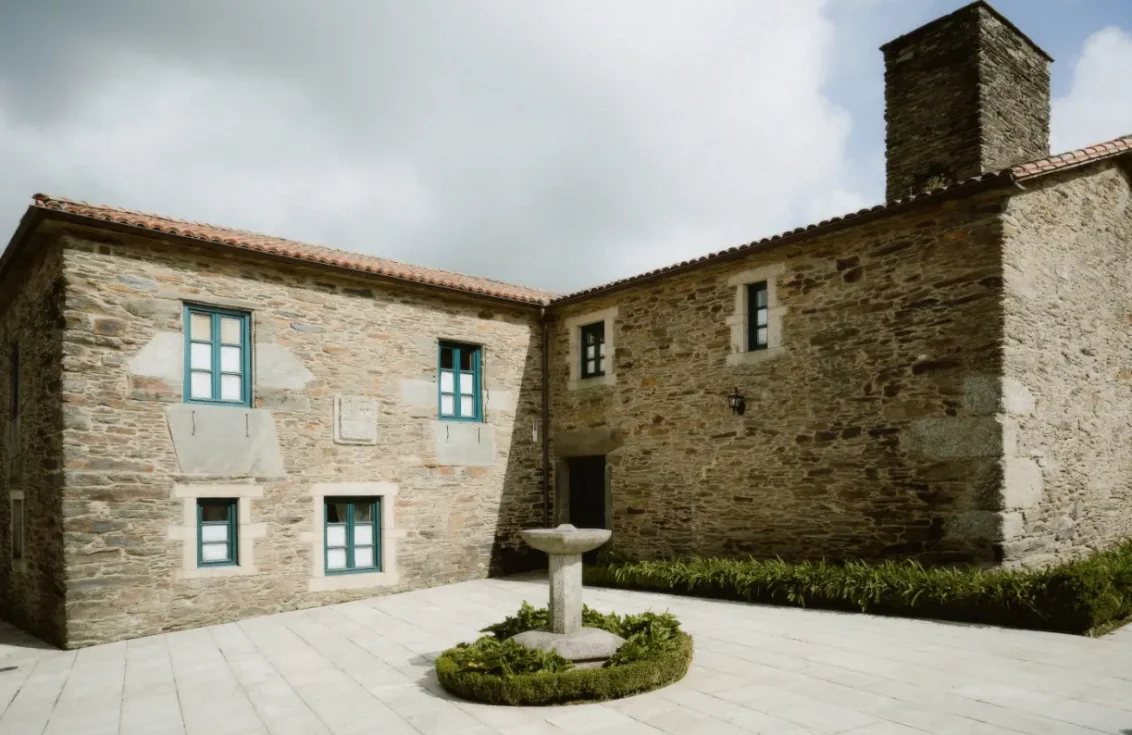 fuente en el exterior del pazo